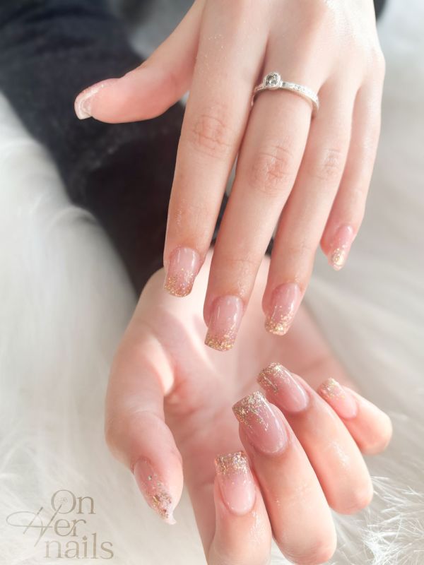 Silver Winter Sparkle: Exquisite Holiday Nail Art – On Her Nails