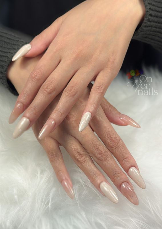 The Timeless Nude: Pearlescent Almond Sophistication (Alternativo in Italiano: Il Nude Intramontabile: Raffinatezza Perlata a Mandorla)